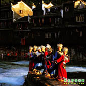 凤凰古城 · 沱江晨雾